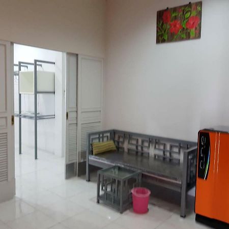 Hostel Buorana Chonburi Exterior foto